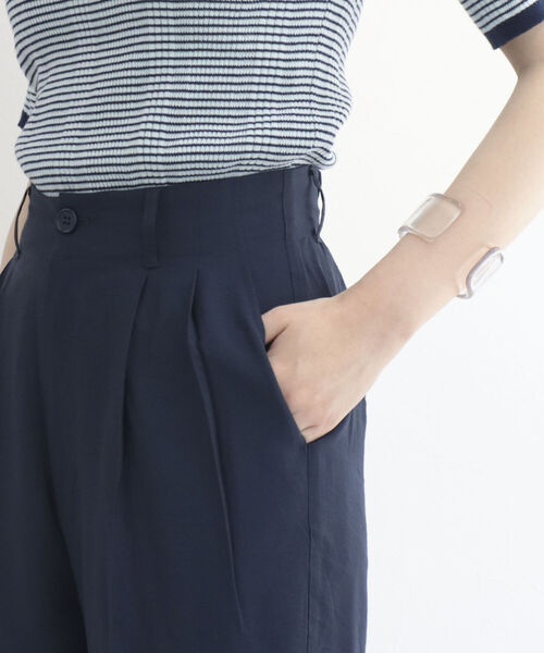 fredy emue(フレディエミュ)の「シワ加工 セミワイドパンツ(スラックス・レディース・ネイビー/ミント・38)」の19枚目の写真