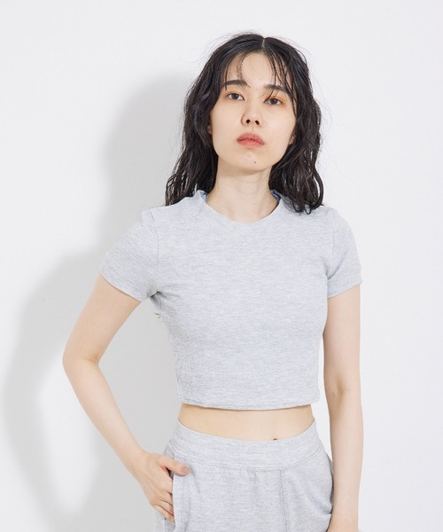 Alo Yoga(アロヨガ)の「【alo】マイクロワッフルシエラショートスリーブトップ(Tシャツ/カットソー・レディース・チャコールグレー/ブラック/ピンク・S)」の2枚目の写真