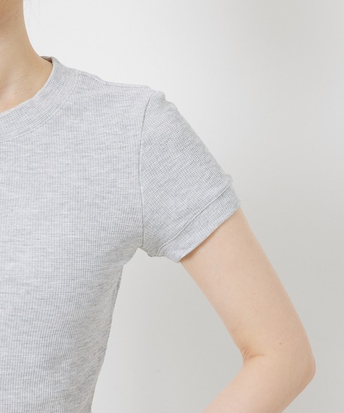 Alo Yoga(アロヨガ)の「【alo】マイクロワッフルシエラショートスリーブトップ(Tシャツ/カットソー・レディース・チャコールグレー/ブラック/ピンク・S)」の15枚目の写真