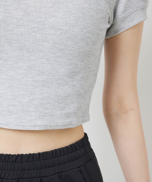 Alo Yoga(アロヨガ)の「【alo】マイクロワッフルシエラショートスリーブトップ(Tシャツ/カットソー・レディース・チャコールグレー/ブラック/ピンク・S)」の16枚目の写真