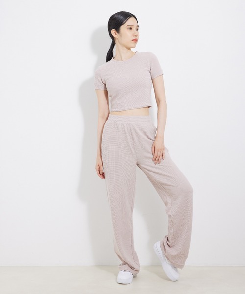 Alo Yoga(アロヨガ)の「【alo】マイクロワッフルシエラショートスリーブトップ(Tシャツ/カットソー・レディース・チャコールグレー/ブラック/ピンク・S)」の6枚目の写真