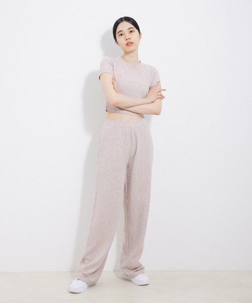 Alo Yoga(アロヨガ)の「【alo】マイクロワッフルシエラショートスリーブトップ(Tシャツ/カットソー・レディース・チャコールグレー/ブラック/ピンク・S)」の7枚目の写真
