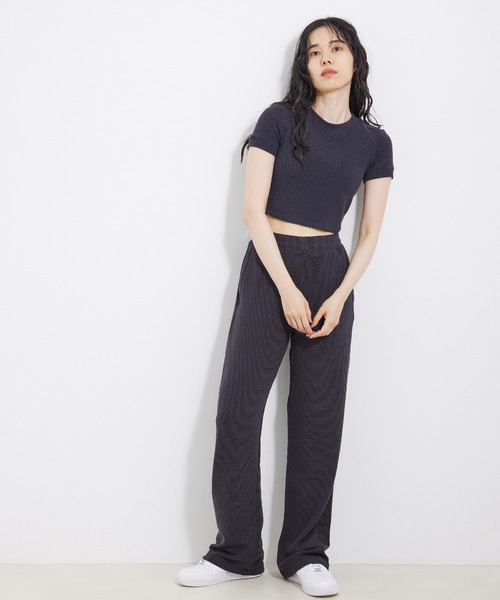 Alo Yoga(アロヨガ)の「【alo】マイクロワッフルシエラショートスリーブトップ(Tシャツ/カットソー・レディース・チャコールグレー/ブラック/ピンク・S)」の10枚目の写真