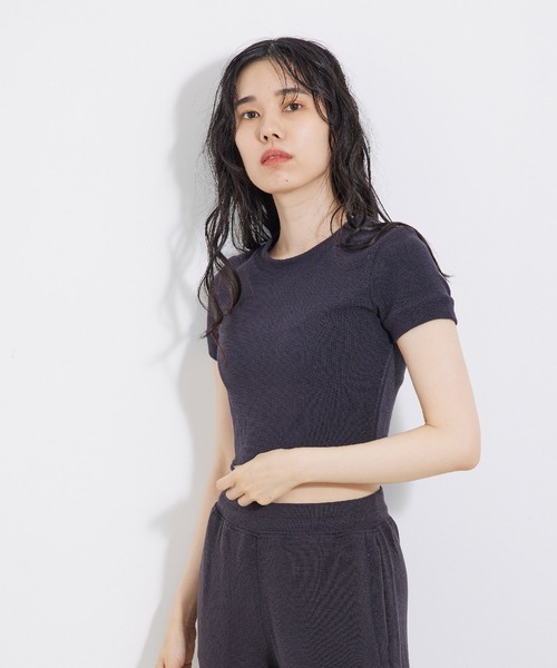 Alo Yoga(アロヨガ)の「【alo】マイクロワッフルシエラショートスリーブトップ(Tシャツ/カットソー・レディース・チャコールグレー/ブラック/ピンク・S)」の8枚目の写真