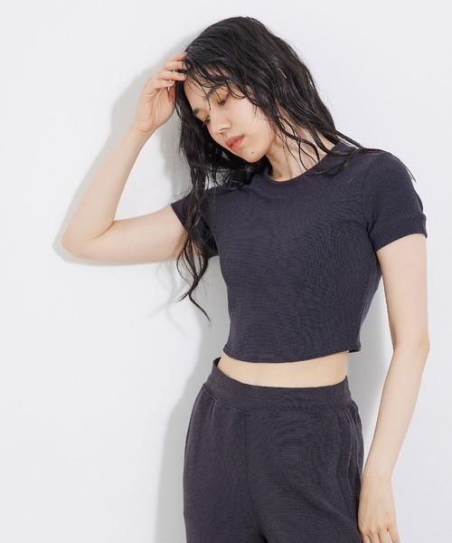 Alo Yoga(アロヨガ)の「【alo】マイクロワッフルシエラショートスリーブトップ(Tシャツ/カットソー・レディース・チャコールグレー/ブラック/ピンク・S)」の9枚目の写真