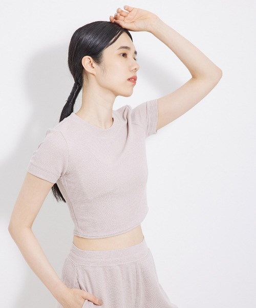 Alo Yoga(アロヨガ)の「【alo】マイクロワッフルシエラショートスリーブトップ(Tシャツ/カットソー・レディース・チャコールグレー/ブラック/ピンク・S)」の4枚目の写真