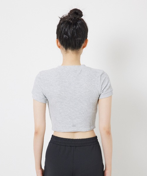 Alo Yoga(アロヨガ)の「【alo】マイクロワッフルシエラショートスリーブトップ(Tシャツ/カットソー・レディース・チャコールグレー/ブラック/ピンク・S)」の13枚目の写真