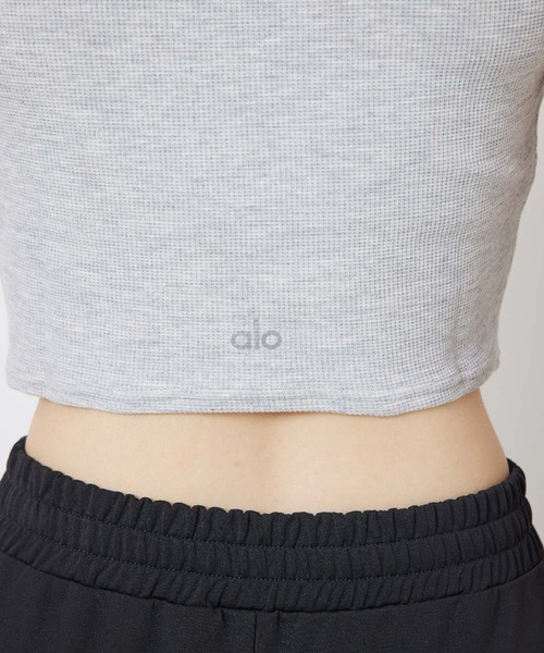 Alo Yoga(アロヨガ)の「【alo】マイクロワッフルシエラショートスリーブトップ(Tシャツ/カットソー・レディース・チャコールグレー/ブラック/ピンク・S)」の17枚目の写真