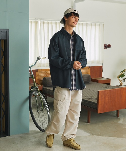EMMA CLOTHES（エマクローズ）の「TRカルゼ オーバーサイズ フラップポケットシャツジャケット EMMA CLOTHES（シャツ/ブラウス・メンズ・ダークグリーン/キャメル/アイボリー/グレー系・M/L）」の9枚目の写真