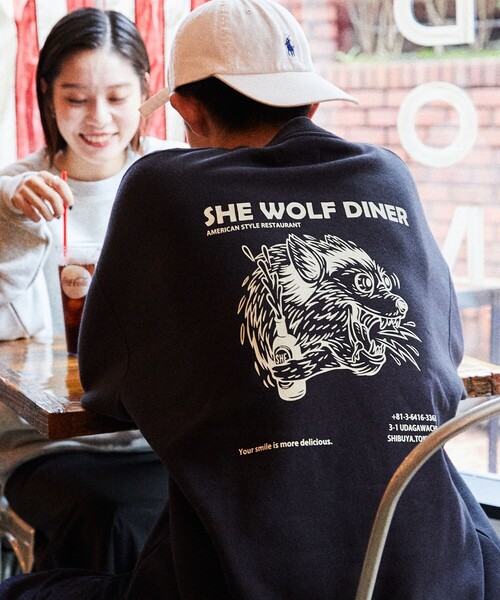 FREAK'S STORE(フリークスストア)の「WEB限定 SHE WOLF DINER×FREAK'S STORE/シーウルフダイナー 別注 ビッグシルエット バックプリント クルーネックスウェット(スウェット・メンズ・ホワイト/ブラック/アッシュグレー・SMALL/MEDIUM/LARGE)」の1枚目の写真