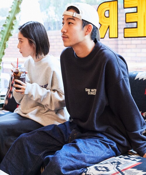 FREAK'S STORE(フリークスストア)の「WEB限定 SHE WOLF DINER×FREAK'S STORE/シーウルフダイナー 別注 ビッグシルエット バックプリント クルーネックスウェット(スウェット・メンズ・ホワイト/ブラック/アッシュグレー・SMALL/MEDIUM/LARGE)」の19枚目の写真