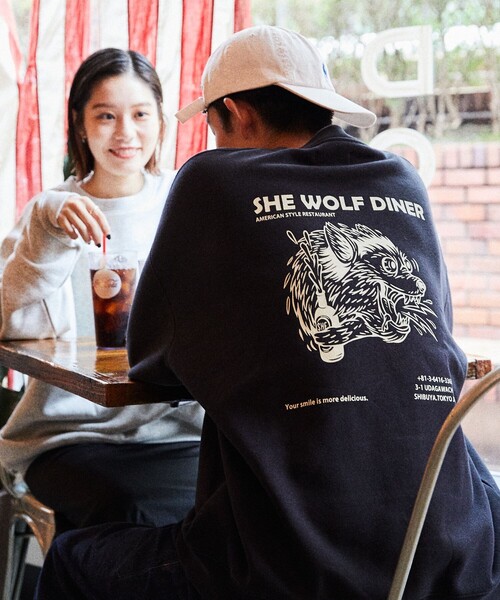 FREAK'S STORE(フリークスストア)の「WEB限定 SHE WOLF DINER×FREAK'S STORE/シーウルフダイナー 別注 ビッグシルエット バックプリント クルーネックスウェット(スウェット・メンズ・ホワイト/ブラック/アッシュグレー・SMALL/MEDIUM/LARGE)」の12枚目の写真