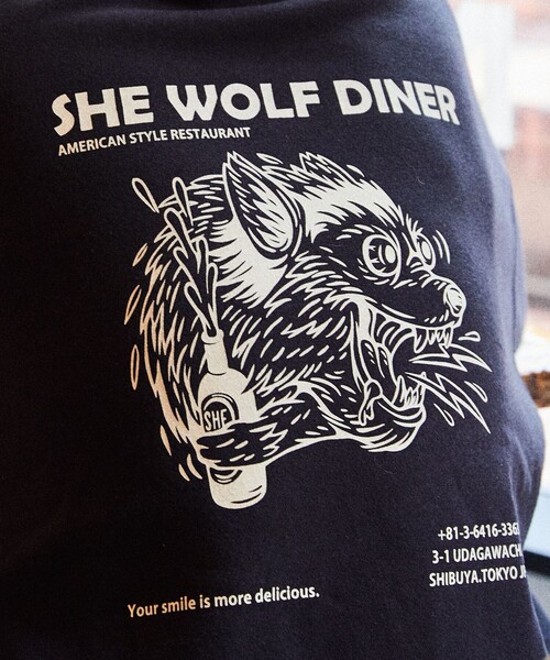 FREAK'S STORE(フリークスストア)の「WEB限定 SHE WOLF DINER×FREAK'S STORE/シーウルフダイナー 別注 ビッグシルエット バックプリント クルーネックスウェット(スウェット・メンズ・ホワイト/ブラック/アッシュグレー・SMALL/MEDIUM/LARGE)」の5枚目の写真