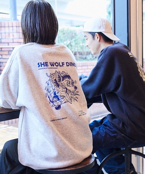 FREAK'S STORE(フリークスストア)の「WEB限定 SHE WOLF DINER×FREAK'S STORE/シーウルフダイナー 別注 ビッグシルエット バックプリント クルーネックスウェット(スウェット・メンズ・ホワイト/ブラック/アッシュグレー・SMALL/MEDIUM/LARGE)」の21枚目の写真
