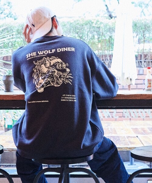 FREAK'S STORE(フリークスストア)の「WEB限定 SHE WOLF DINER×FREAK'S STORE/シーウルフダイナー 別注 ビッグシルエット バックプリント クルーネックスウェット(スウェット・メンズ・ホワイト/ブラック/アッシュグレー・SMALL/MEDIUM/LARGE)」の14枚目の写真