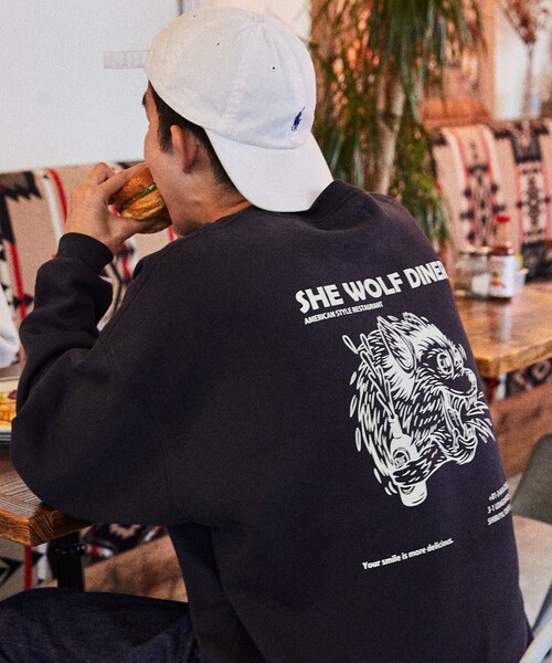 FREAK'S STORE(フリークスストア)の「WEB限定 SHE WOLF DINER×FREAK'S STORE/シーウルフダイナー 別注 ビッグシルエット バックプリント クルーネックスウェット(スウェット・メンズ・ホワイト/ブラック/アッシュグレー・SMALL/MEDIUM/LARGE)」の22枚目の写真
