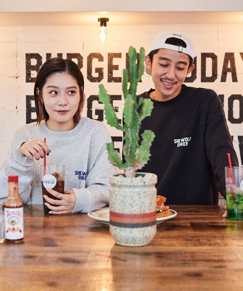 FREAK'S STORE(フリークスストア)の「WEB限定 SHE WOLF DINER×FREAK'S STORE/シーウルフダイナー 別注 ビッグシルエット バックプリント クルーネックスウェット(スウェット・メンズ・ホワイト/ブラック/アッシュグレー・SMALL/MEDIUM/LARGE)」の8枚目の写真