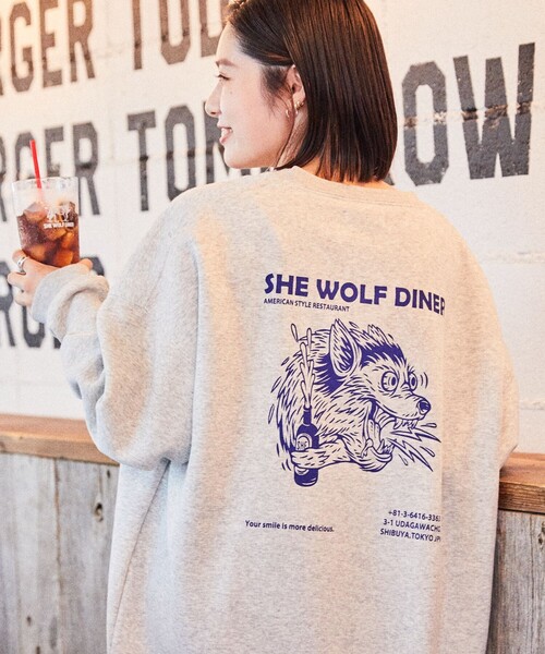 FREAK'S STORE(フリークスストア)の「WEB限定 SHE WOLF DINER×FREAK'S STORE/シーウルフダイナー 別注 ビッグシルエット バックプリント クルーネックスウェット(スウェット)」|アッシュグレー