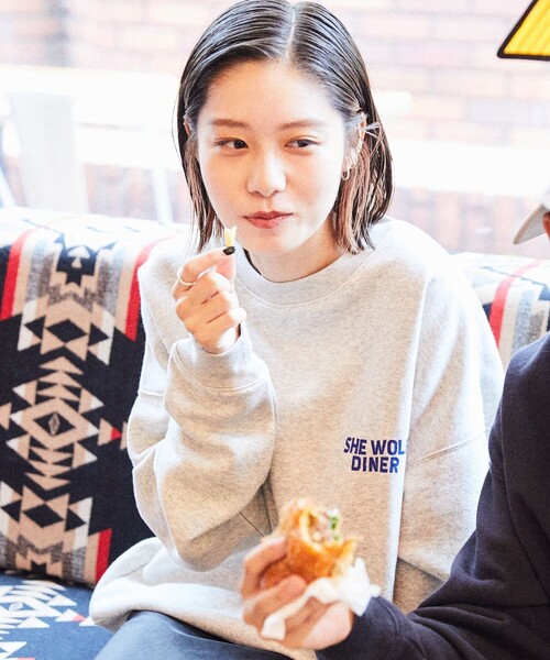 FREAK'S STORE(フリークスストア)の「WEB限定 SHE WOLF DINER×FREAK'S STORE/シーウルフダイナー 別注 ビッグシルエット バックプリント クルーネックスウェット(スウェット・メンズ・ホワイト/ブラック/アッシュグレー・SMALL/MEDIUM/LARGE)」の10枚目の写真