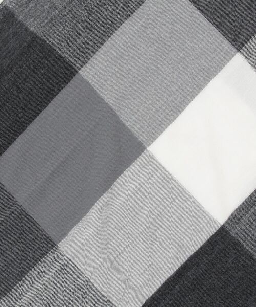 Beno（ビーノ）の「フリンジ ブロックチェック ルーズマフラー（マフラー・メンズ・ホワイト×ブラック/ネイビー系/グリーン系/ブラウン系・FREE）」の9枚目の写真