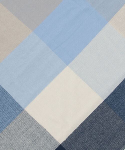 Beno（ビーノ）の「フリンジ ブロックチェック ルーズマフラー（マフラー・メンズ・ホワイト×ブラック/ネイビー系/グリーン系/ブラウン系・FREE）」の5枚目の写真