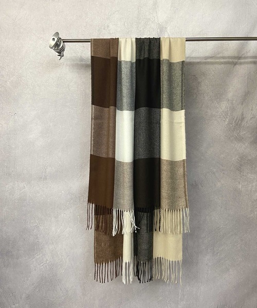 Beno（ビーノ）の「フリンジ ブロックチェック ルーズマフラー（マフラー・メンズ・ホワイト×ブラック/ネイビー系/グリーン系/ブラウン系・FREE）」の3枚目の写真