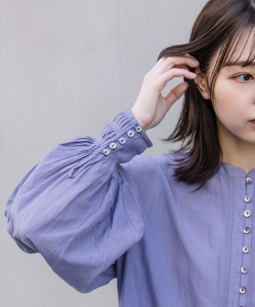 Munich(ミューニック)の「コットンビスコースボイルタックギャザーブラウス(シャツ/ブラウス・レディース・パープル/ブラック/ホワイト/グレイッシュベージュ・FREE)」の11枚目の写真