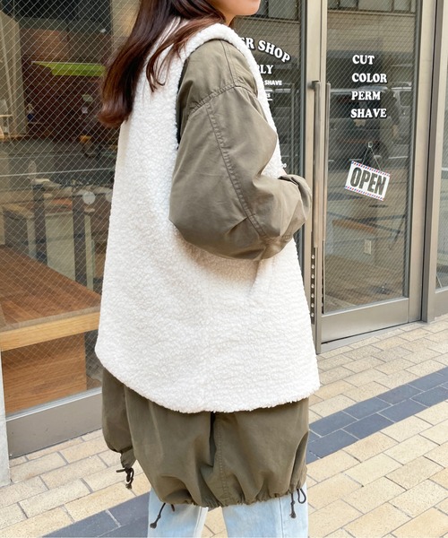 Meli rich（メリーリッチ）の「ボア×キルトリバーシブルベスト（ベスト・レディース・ブラウン/アイボリー/ライトベージュ・MEDIUM）」の5枚目の写真