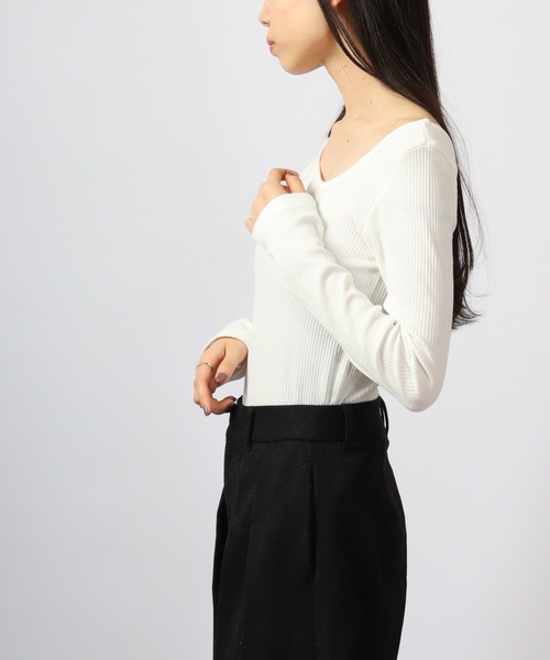 spiritoso(スピリトーゾ)の「spiritoso テレコ アシメネック トップス(無地) 長袖(Tシャツ/カットソー・レディース・ベージュ/パープル/オフホワイト/グリーン/バーガンディー/ブラック/サックスブルー/ブラウン・M)」の13枚目の写真