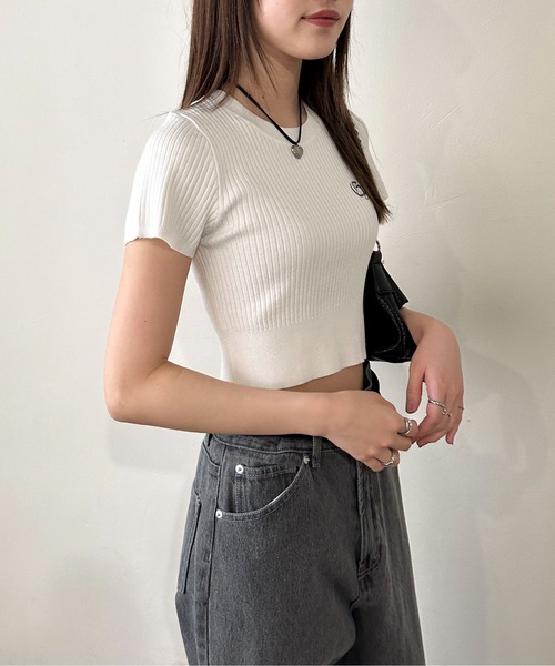 EPIMI E'PIMMY（エピミエピミー）の「オリジナルロゴコンパクトリブニット（ニット/セーター・レディース・オフホワイト/ベージュ/ブラック/ブルー・MEDIUM）」の6枚目の写真