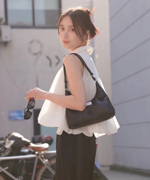 LYEON(リヨン)の「スリーブレスバルーンシャツ(シャツ/ブラウス・レディース・ブラック/ホワイト・FREE)」の3枚目の写真