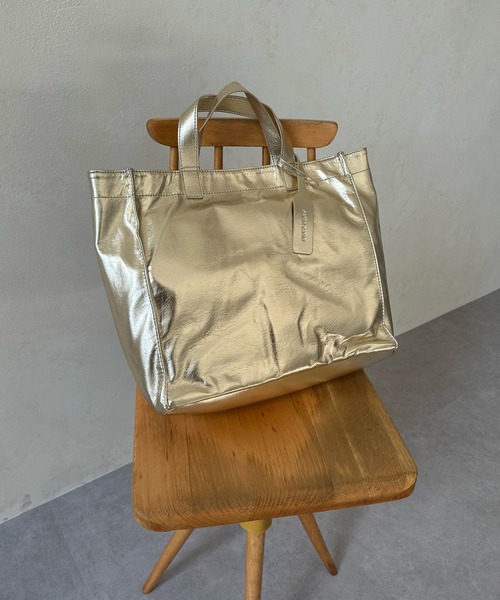 DouDou（ドゥドゥ）の「【新色追加】【WEB限定】 ソフトメタリックショッパー（ショルダーバッグ・レディース・ゴールド/シルバー/シルバー系その他・FREE）」の9枚目の写真