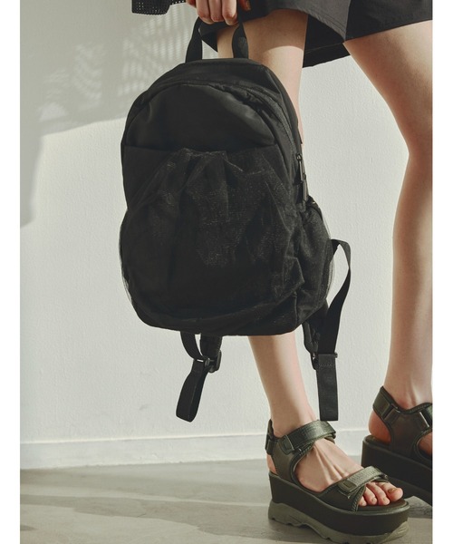 emmi（エミ）の「【emmi atelier】eco　メッシュカバーミニギャザーバックパック（バックパック/リュック・レディース・アイボリー/ブラック・FREE）」の2枚目の写真