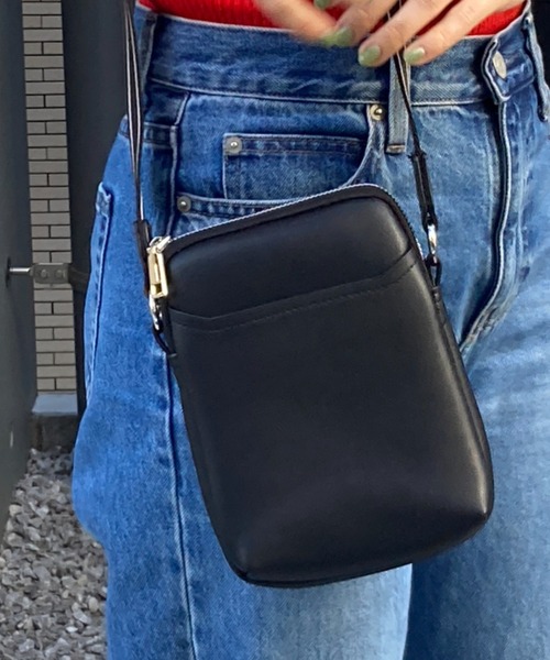 tolene(トレネ)の「太ベルトショルダーミニバッグ(ショルダーバッグ・レディース・ベージュ/ブラック・ONE SIZE)」の9枚目の写真
