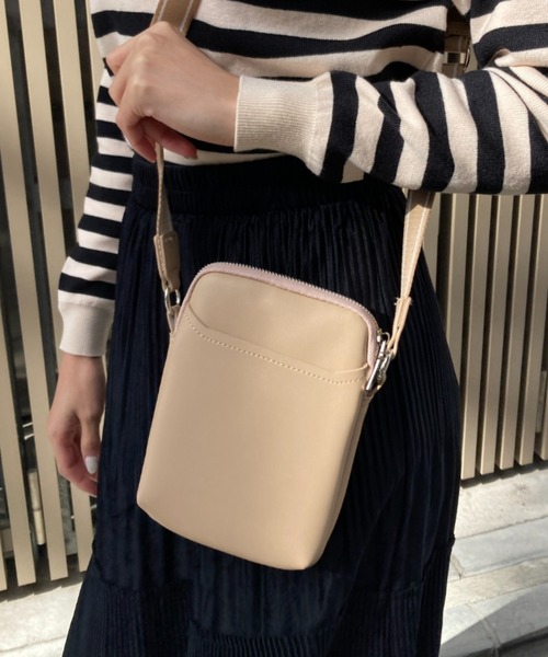 tolene(トレネ)の「太ベルトショルダーミニバッグ(ショルダーバッグ・レディース・ベージュ/ブラック・ONE SIZE)」の3枚目の写真