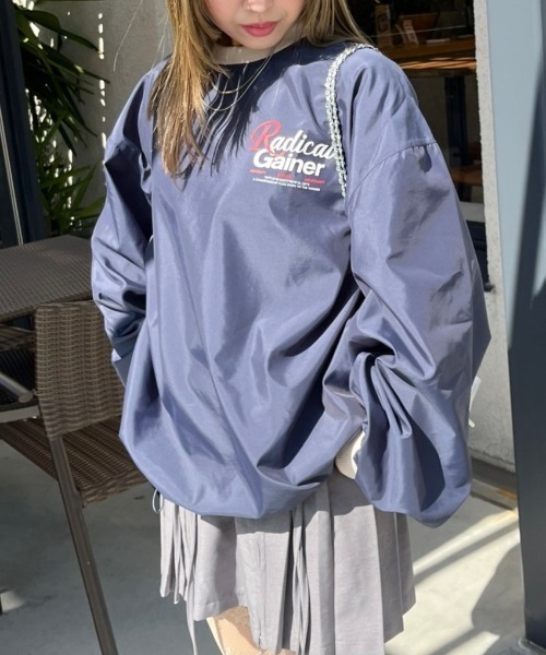 nemne store(ネンネストア)の「【低身長サイズあり】バッグロゴナイロンドロストプルオーバー(その他トップス・レディース・ネイビー/グレー・SMALL/MEDIUM)」の2枚目の写真