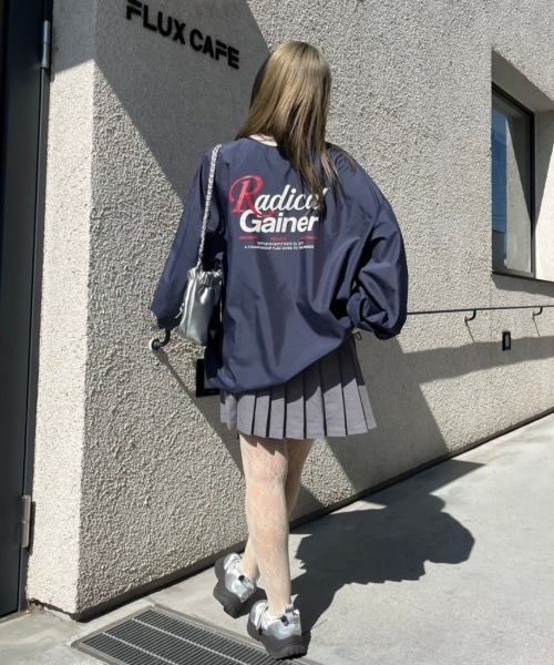nemne store(ネンネストア)の「【低身長サイズあり】バッグロゴナイロンドロストプルオーバー(その他トップス・レディース・ネイビー/グレー・SMALL/MEDIUM)」の3枚目の写真