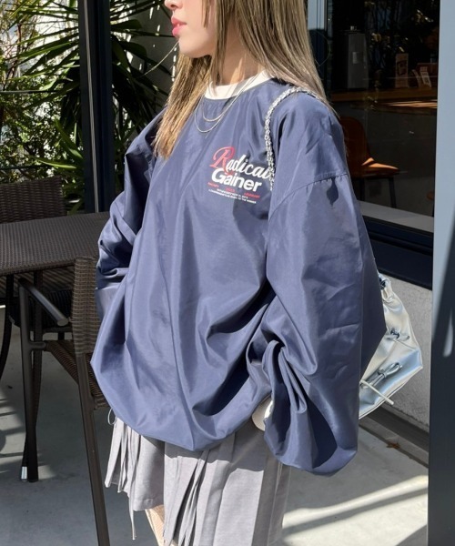nemne store(ネンネストア)の「【低身長サイズあり】バッグロゴナイロンドロストプルオーバー(その他トップス・レディース・ネイビー/グレー・SMALL/MEDIUM)」の6枚目の写真