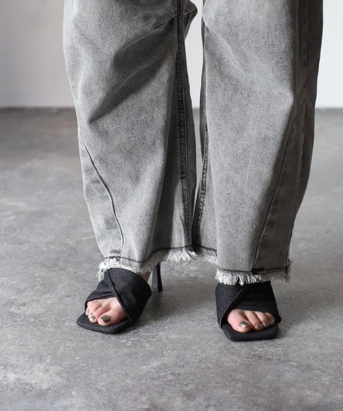 Riberry（リベリー）の「スクエアトゥデニムツイストミュールサンダル（サンダル・レディース・ブルー/ブラック・MEDIUM/LARGE）」の8枚目の写真