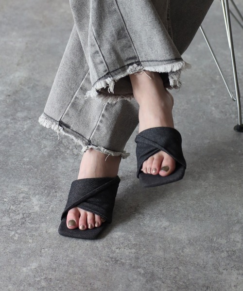 Riberry（リベリー）の「スクエアトゥデニムツイストミュールサンダル（サンダル・レディース・ブルー/ブラック・MEDIUM/LARGE）」の7枚目の写真