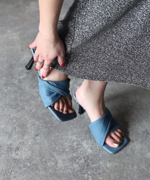Riberry（リベリー）の「スクエアトゥデニムツイストミュールサンダル（サンダル・レディース・ブルー/ブラック・MEDIUM/LARGE）」の10枚目の写真