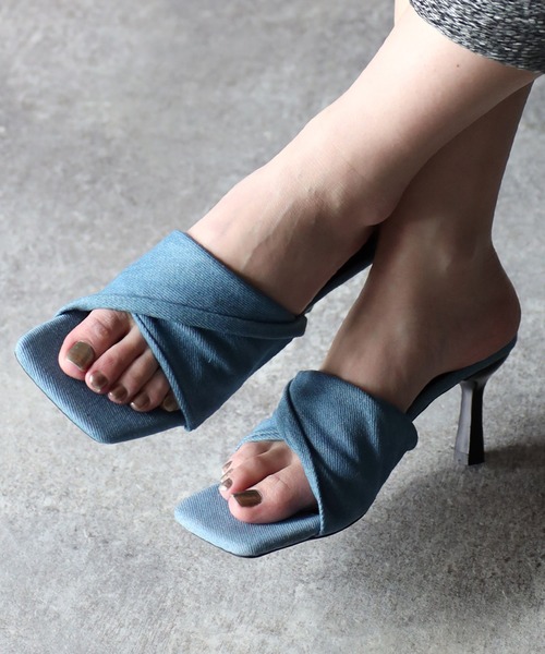Riberry（リベリー）の「スクエアトゥデニムツイストミュールサンダル（サンダル・レディース・ブルー/ブラック・MEDIUM/LARGE）」の4枚目の写真
