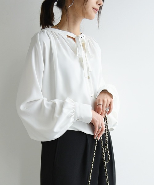 and it_(アンドイット)の「防汚加工リボンブラウス(シャツ/ブラウス・レディース・オフホワイト・M-L)」の1枚目の写真