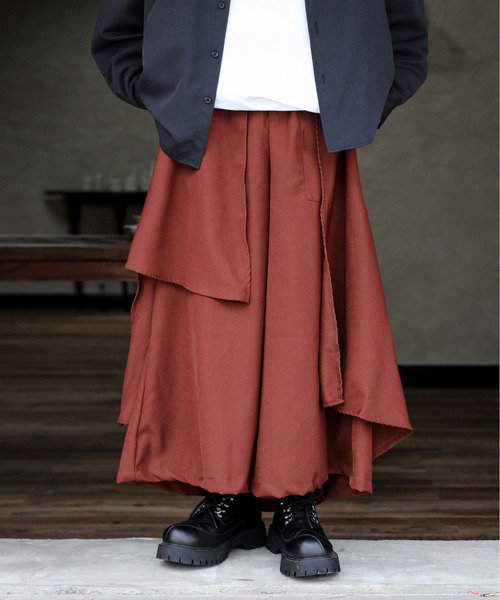 neos（ネオス）の「【neos】ルーズシルエット レイヤード ドレープ ワンポイント スカート ワイド 袴 バルーン パンツ（その他パンツ・メンズ・ブラック/ブラウン/ワインレッド・MEDIUM/LARGE/X-LARGE）」の2枚目の写真