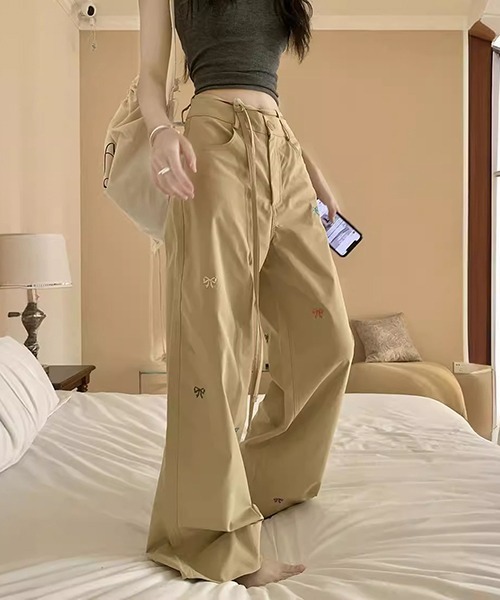 gossip!ロサンゼルス(ゴシップロサンゼルス)の「little ribbon リボン刺繍ワイドパンツ Y2K(カーゴパンツ・レディース・ベージュ/ブラック・S/M/L)」の3枚目の写真