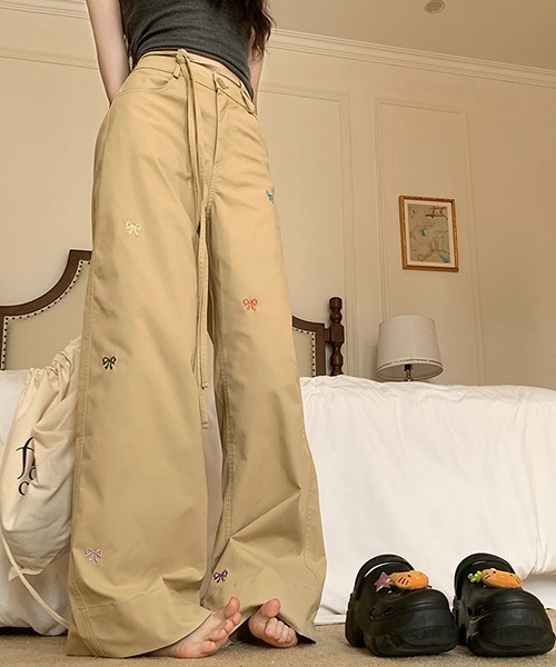 gossip!ロサンゼルス(ゴシップロサンゼルス)の「little ribbon リボン刺繍ワイドパンツ Y2K(カーゴパンツ・レディース・ベージュ/ブラック・S/M/L)」の7枚目の写真