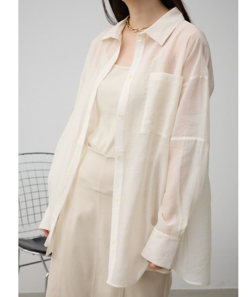 AZUL by moussy（アズールバイマウジー）の「バックスリットオーバーシャツ（シャツ/ブラウス・レディース・オフホワイト/グレー/ブラック/ホワイト系その他・FREE）」の2枚目の写真