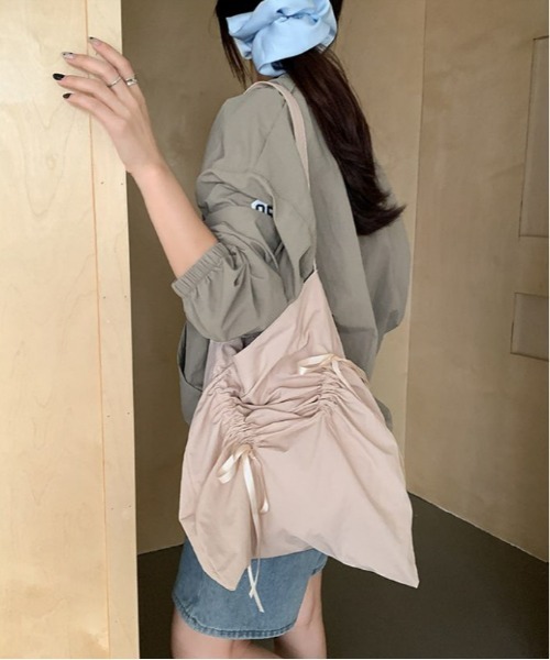 AMELY（エミリー）の「リボンシャーリングトートバッグ（ショルダーバッグ・レディース・ブラック/シルバー/ブルー/ブラック系その他/ベージュ・フリー）」の3枚目の写真