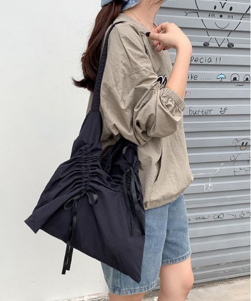 AMELY（エミリー）の「リボンシャーリングトートバッグ（ショルダーバッグ・レディース・ブラック/シルバー/ブルー/ブラック系その他/ベージュ・フリー）」の2枚目の写真