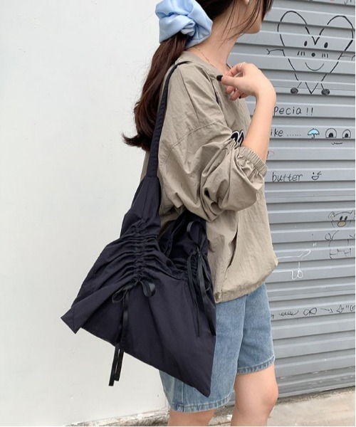 AMELY（エミリー）の「リボンシャーリングトートバッグ（ショルダーバッグ・レディース・ブラック/シルバー/ブルー/ブラック系その他/ベージュ・フリー）」の11枚目の写真